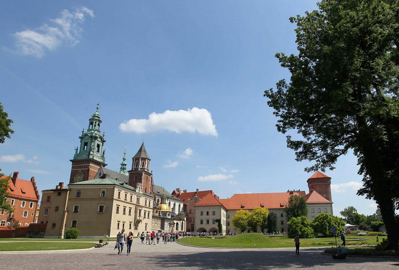 Cảnh quan tiêu biểu nhất của cố đô Krakow chính là tòa lâu đài tráng lệ của các nhà vua được xây dựng vào thế kỷ XIV trên đồi Wawel, nhìn xuống dòng sông Wisla hiền hòa. Trong khuôn viên lâu đài là vườn hoa tulip rực rỡ màu sắc, nhà thờ Catheral với mài vòm dát vàng óng ánh cùng những tháp chuông nhà thờ cổ kính đã ngả màu thời gian. Lâu đài và thánh đường dành cho việc đăng quang và chôn cất các vị vua Ba Lan. (Ảnh: Quang Hải/TTXVN)