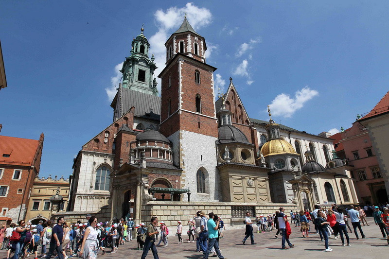 Cảnh quan tiêu biểu nhất của cố đô Krakow chính là tòa lâu đài tráng lệ của các nhà vua, được xây dựng vào thế kỷ XIV trên đồi Wawel, nhìn xuống dòng sông Wisla hiền hòa. Trong khuôn viên lâu đài là vườn hoa tulip rực rỡ màu sắc, nhà thờ Catheral với mài vòm dát vàng óng ánh cùng những tháp chuông nhà thờ cổ kính đã ngả màu thời gian. Lâu đài và thánh đường dành cho việc đăng quang và chôn cất các vị vua Ba Lan. (Ảnh: Quang Hải/TTXVN)