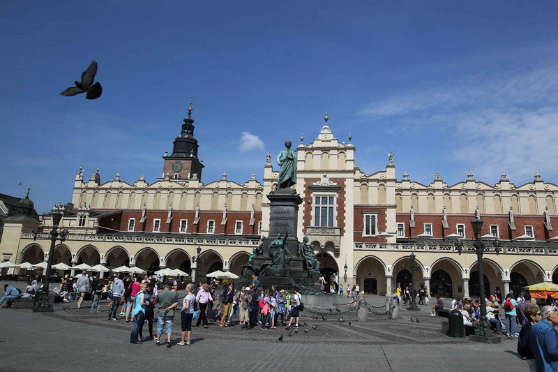 Ngay trung tâm thành phố là quảng trường Phố cổ - quảng trường rộng nhất thời Trung cổ ở châu Âu, được bao bọc bằng những tòa nhà cổ kính đủ màu, kiến trúc thanh thoát và quý phái, chưa có vẻ gì hư hao sau nhiều thế kỷ tồn tại. Phố cổ Krakow đã được UNESCO công nhận là di sản văn hóa thế giới. (Ảnh: Quang Hải/TTXVN)