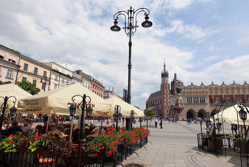  Ngay trung tâm thành phố là quảng trường Phố cổ - quảng trường rộng nhất thời Trung cổ ở châu Âu, được bao bọc bằng những tòa nhà cổ kính đủ màu, kiến trúc thanh thoát và quý phái, chưa có vẻ gì hư hao sau nhiều thế kỷ tồn tại. Phố cổ Krakow đã được UNESCO công nhận là di sản văn hóa thế giới. (Ảnh: Quang Hải/TTXVN)