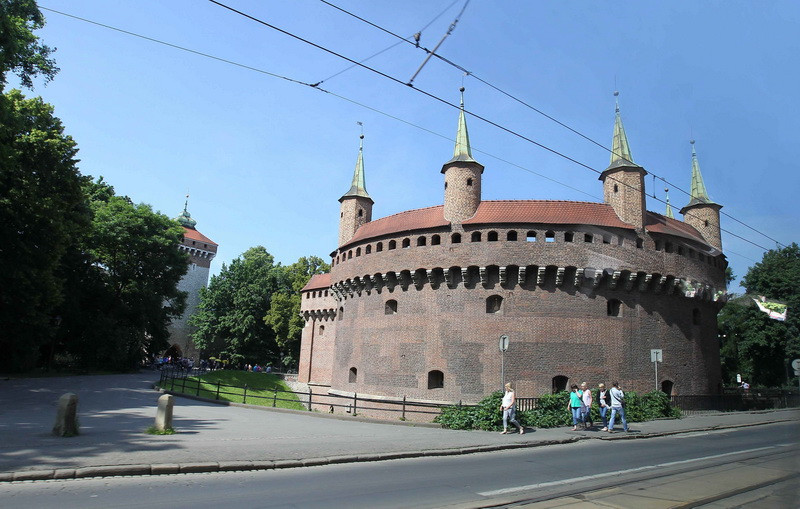 Pháo đài Barbican, cửa ngõ dẫn vào khu phố cổ Krakow. Pháo đài này mang đậm nét kiến trúc Gothique, được xây dựng vào những năm cuối thế kỷ XV. Đây được coi là một trong 3 tiền đồn còn tồn tại ở Châu Âu và được giữ gìn nguyên vẹn cho đến ngày nay. (Ảnh: Quang Hải/TTXVN)