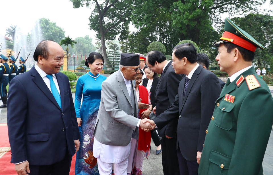Thủ tướng Nguyễn Xuân Phúc và Thủ tướng Nepal KP Sharma Oli giới thiệu các thành viên Đoàn đại biểu hai nước. (Ảnh: Thống Nhất/TTXVN)