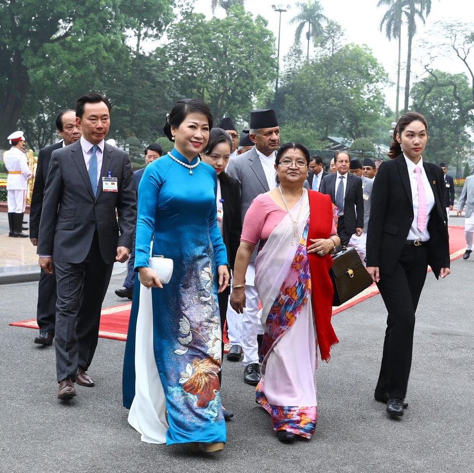 Phu nhân Thủ tướng Nguyễn Xuân Phúc và Phu nhân Thủ tướng Nepal KP Sharma Oli tại lễ đón. (Ảnh: Thống Nhất/TTXVN)