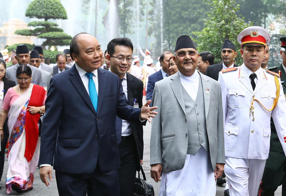 Thủ tướng Nguyễn Xuân Phúc cùng Thủ tướng Nepal KP Sharma Oli tại lễ đón. (Ảnh: Thống Nhất/TTXVN)