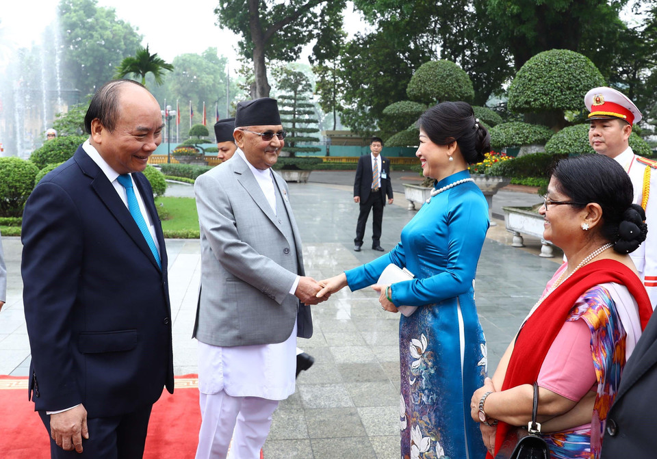  Thủ tướng Nguyễn Xuân Phúc và Phu nhân cùng Thủ tướng Nepal KP Sharma Oli và Phu nhân tại lễ đón. (Ảnh: Thống Nhất/TTXVN)