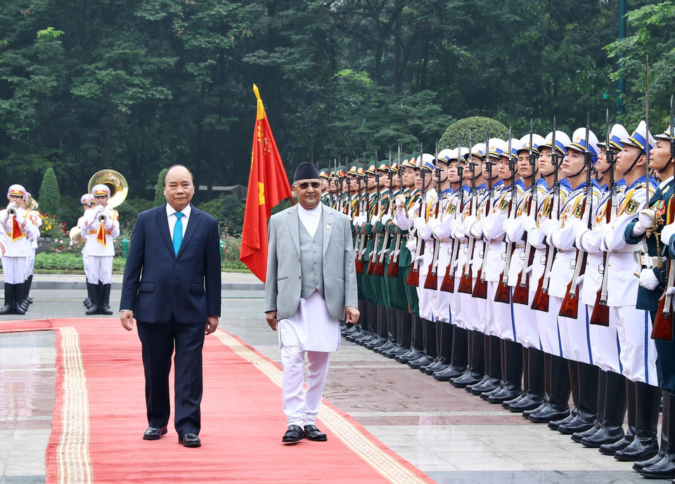 Thủ tướng Nguyễn Xuân Phúc và Thủ tướng Nepal KP Sharma Oli duyệt Đội Danh dự Quân đội nhân dân Việt Nam. (Ảnh: Thống Nhất/TTXVN)
