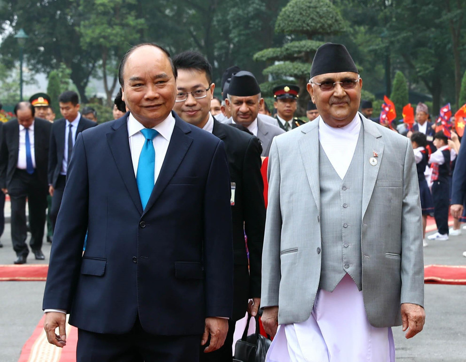  Thủ tướng Nguyễn Xuân Phúc cùng Thủ tướng Nepal KP Sharma Oli tại lễ đón. (Ảnh: Thống Nhất/TTXVN)