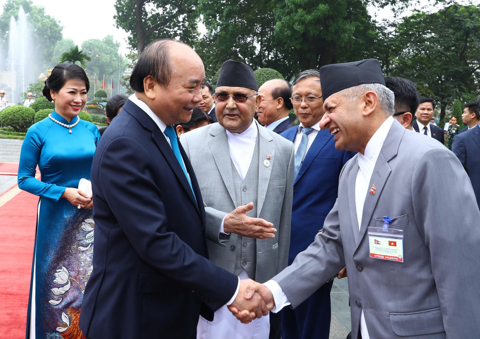 Thủ tướng Nguyễn Xuân Phúc và Thủ tướng Nepal KP Sharma Oli giới thiệu các thành viên Đoàn đại biểu hai nước. (Ảnh: Thống Nhất/TTXVN)