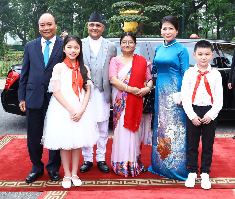 Thủ tướng Nguyễn Xuân Phúc và Phu nhân cùng Thủ tướng Nepal KP Sharma Oli và Phu nhân với thiếu nhi Thủ đô Hà Nội. (Ảnh: Thống Nhất/TTXVN)