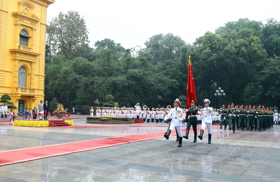 Thủ tướng Nguyễn Xuân Phúc và Thủ tướng Nepal KP Sharma Oli tại lễ đón. (Ảnh: Thống Nhất/TTXVN)