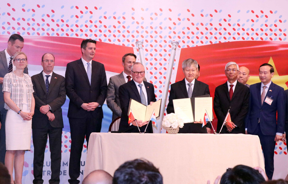 Lễ ký Biên bản ghi nhớ hợp tác giữa Liên đoàn Thương mại &amp; Công nghiệp Việt Nam (VCCI) và Phòng Thương mại Luxembourg. (Ảnh: Xuân Khu/TTXVN)