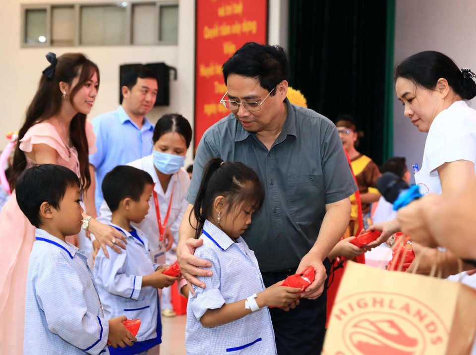 Thủ tướng Phạm Minh Chính tặng quà cho các em đang điều trị tại Viện Huyết học và Truyền máu Trung ương nhân dịp Tết Trung Thu. (Ảnh: Hoàng Hiếu/TTXVN)