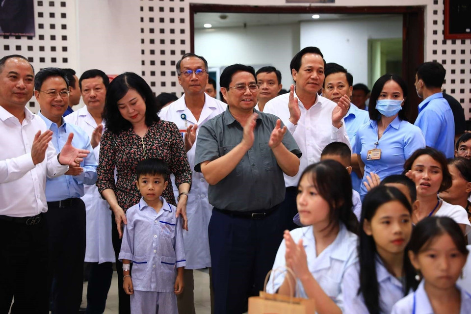 Thủ tướng Phạm Minh Chính và lãnh đạo các bộ, ngành với các em đang điều trị tại Viện Huyết học và Truyền máu Trung ương. (Ảnh: Hoàng Hiếu/TTXVN)