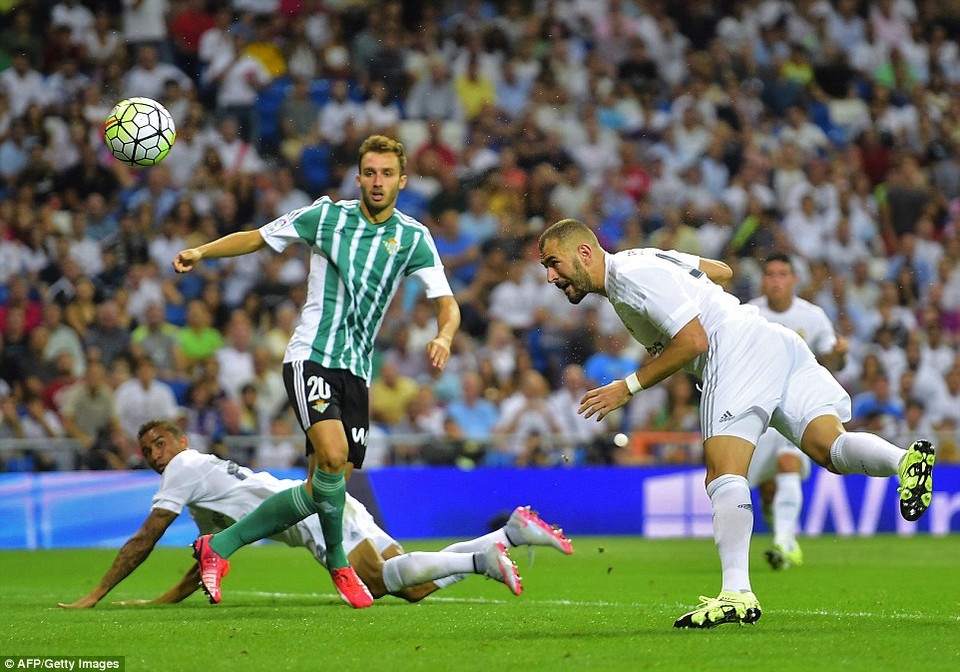 Phút 47, Benzema nâng tỷ số lên 3-0.