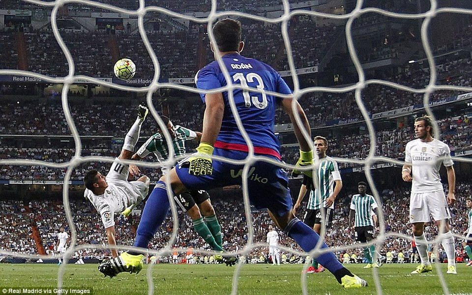 ... bằng bàn thắng tuyệt đẹp nâng tỷ số lên 4-0.