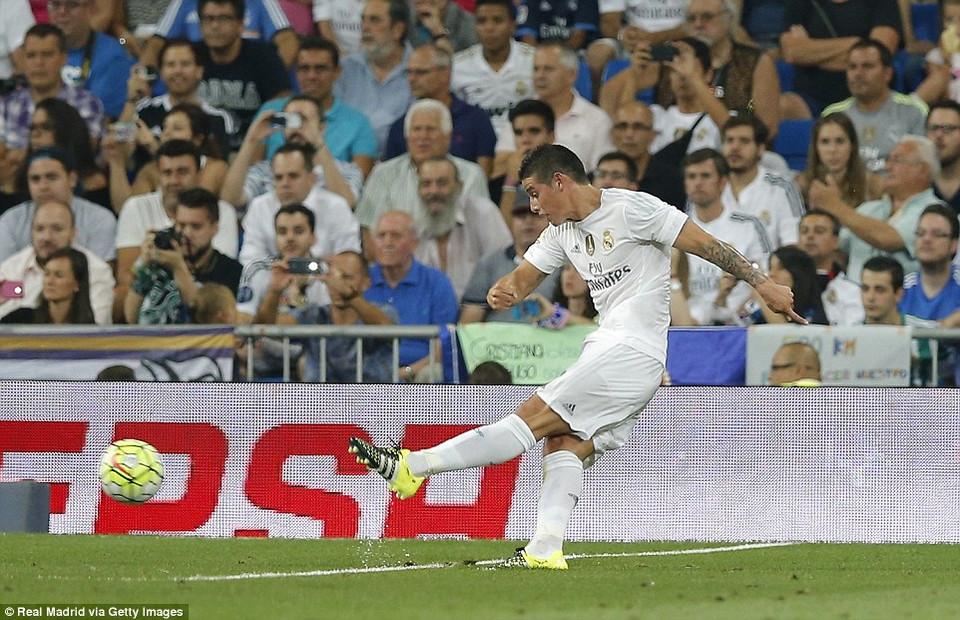 Đến phút 39, James Rodriguez nhân đôi cách biệt cho Real.