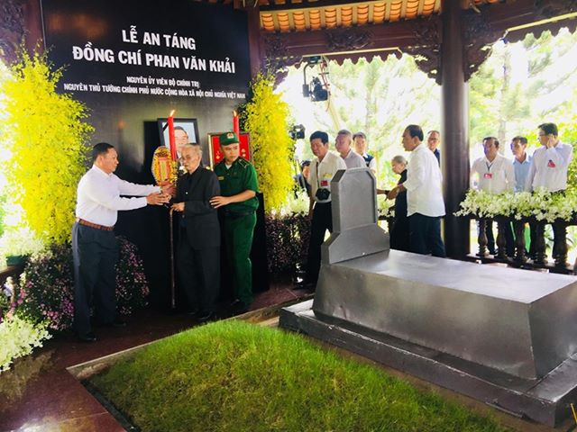 Nguyên Thủ tướng Phan Văn Khải về nơi an nghỉ cuối cùng tại xã Tân Thông Hội, huyện Củ Chi, TP Hồ Chí Minh. (Ảnh: Dân Tâm)