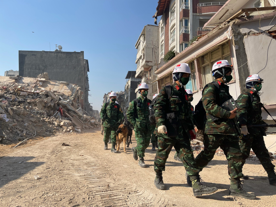 Lực lượng chó cứu hộ và công binh triển khai tìm kiếm nạn nhân trên khu vực đổ nát, ở những nơi nguy hiểm luôn rình rập. (Ảnh: Hải Linh/TTXVN)