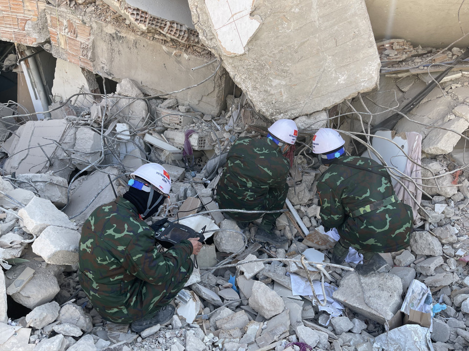 Lực lượng công binh Việt Nam triển khai tìm kiếm nạn nhân trên khu vực đổ nát, ở những nơi nguy hiểm luôn rình rập. (Ảnh: Hải Linh/TTXVN)