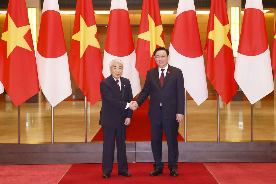 Chủ tịch Quốc hội Vương Đình Huệ và Chủ tịch Thượng viện Nhật Bản Otsuji Hidehisa chụp ảnh chung. (Ảnh: Doãn Tấn/TTXVN)