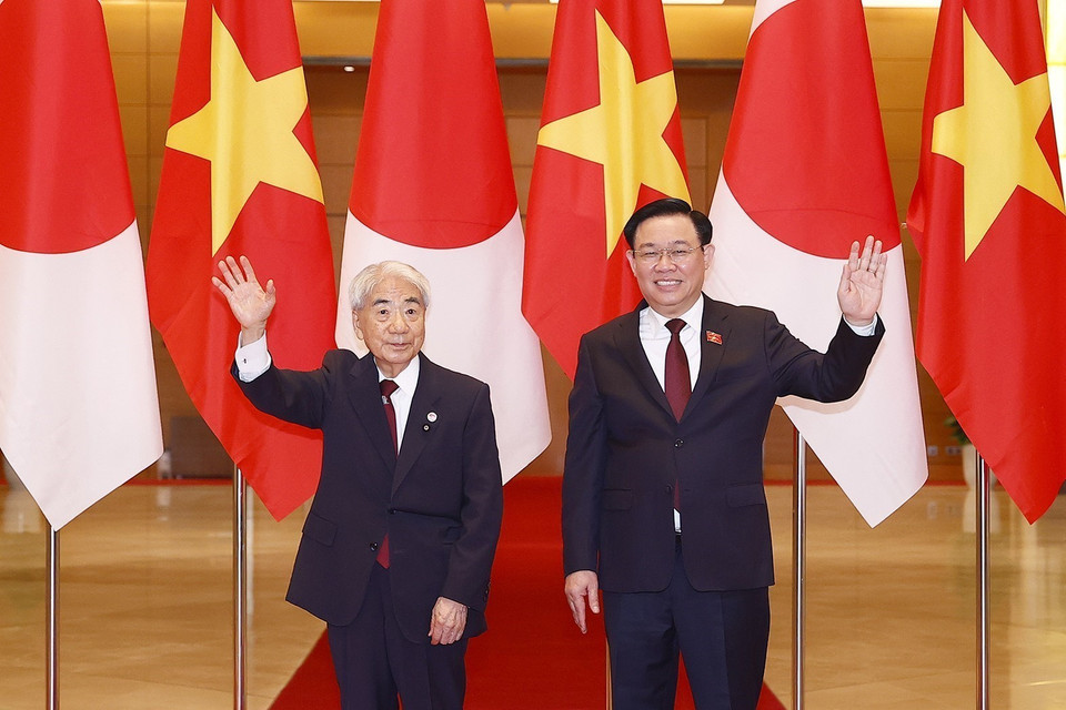 Chủ tịch Quốc hội Vương Đình Huệ và Chủ tịch Thượng viện Nhật Bản Otsuji Hidehisa chụp ảnh chung. (Ảnh: Doãn Tấn/TTXVN)