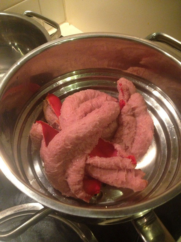 Xúc xích nhồi theo phong cách 'vỏ trong nhân ngoài.' (Nguồn: boredpanda.com)