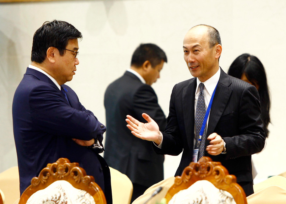 Các đại biểu các nền kinh tế APEC trao đổi bên lề hội nghị.(Ảnh: An Đăng/TTXVN)