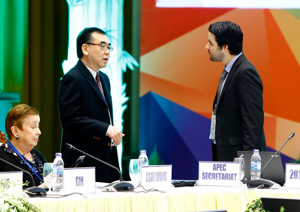 Các đại biểu các nền kinh tế APEC trao đổi bên lề hội nghị.(Ảnh: An Đăng/TTXVN)