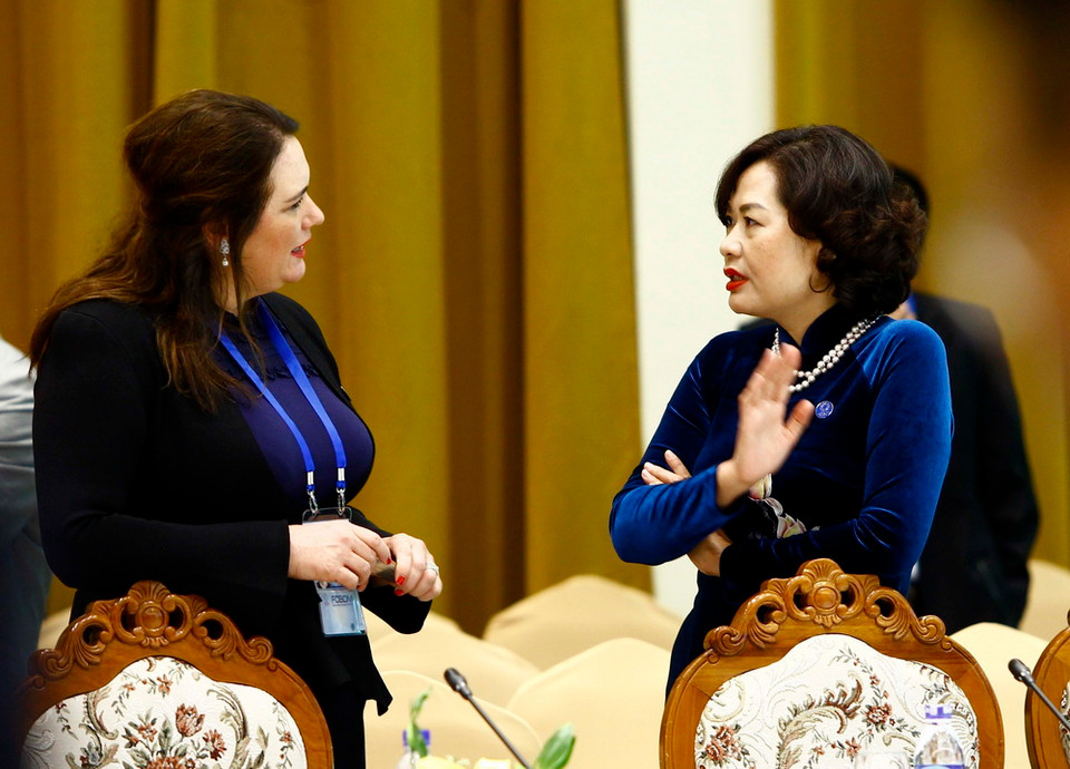 Các đại biểu các nền kinh tế APEC trao đổi bên lề hội nghị.(Ảnh: An Đăng/TTXVN)