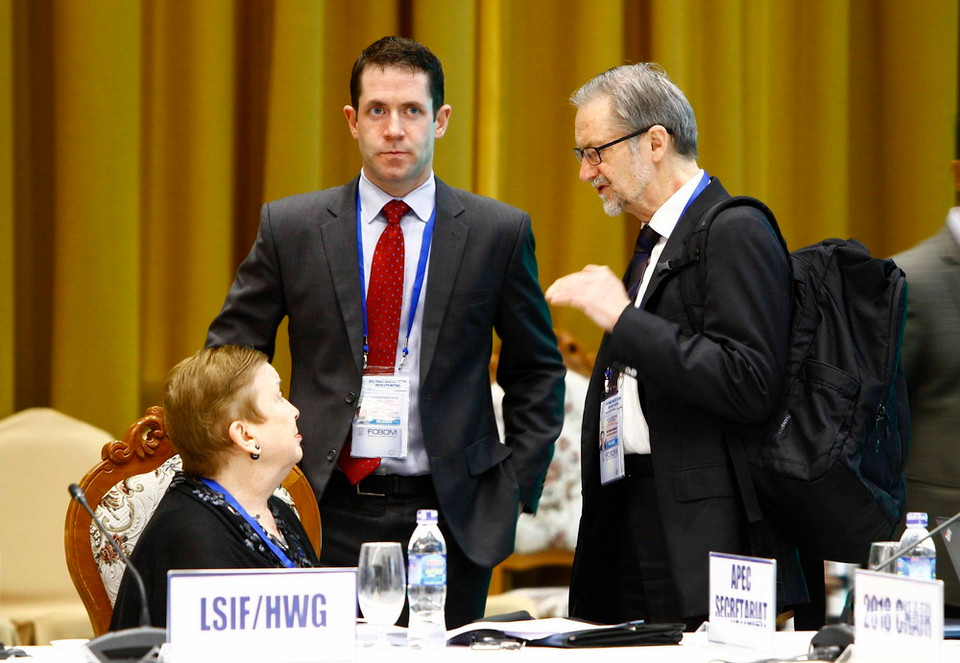 Các đại biểu các nền kinh tế APEC trao đổi bên lề hội nghị.(Ảnh: An Đăng/TTXVN)