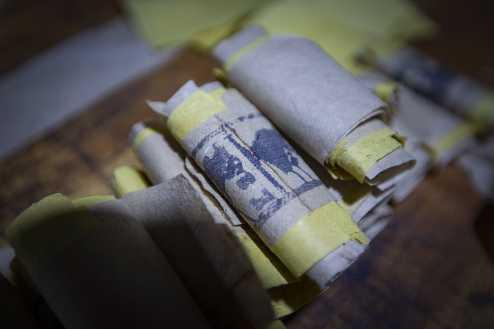 Tiền mã dùng để cúng lễ cần 1.100 bó, mỗi bó 18 cuộn tiền, mỗi cuộn được gấp từ tờ giấy in có 6 con ngựa và 6 tờ tiền. (Ảnh: Trọng Đạt/TTXVN)