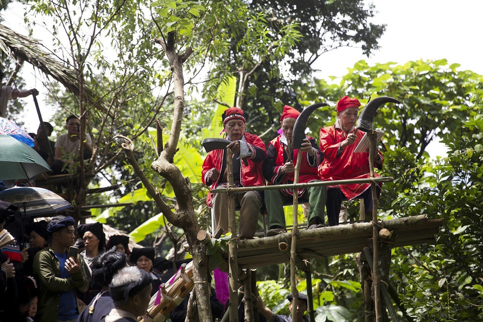 Các thầy cúng và người trưởng họ cao tuổi nhất dòng họ làm lễ trên đàn tế. (Ảnh: Trọng Đạt/TTXVN)