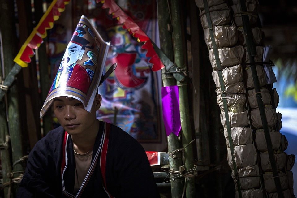 Một thầy cúng trẻ được cấp hạ giới 3 ngọn đèn tham gia lễ đám chay của dòng họ Triệu ở bản Sưng (Đà Bắc, Hòa Bình). (Ảnh: Trọng Đạt/TTXVN)