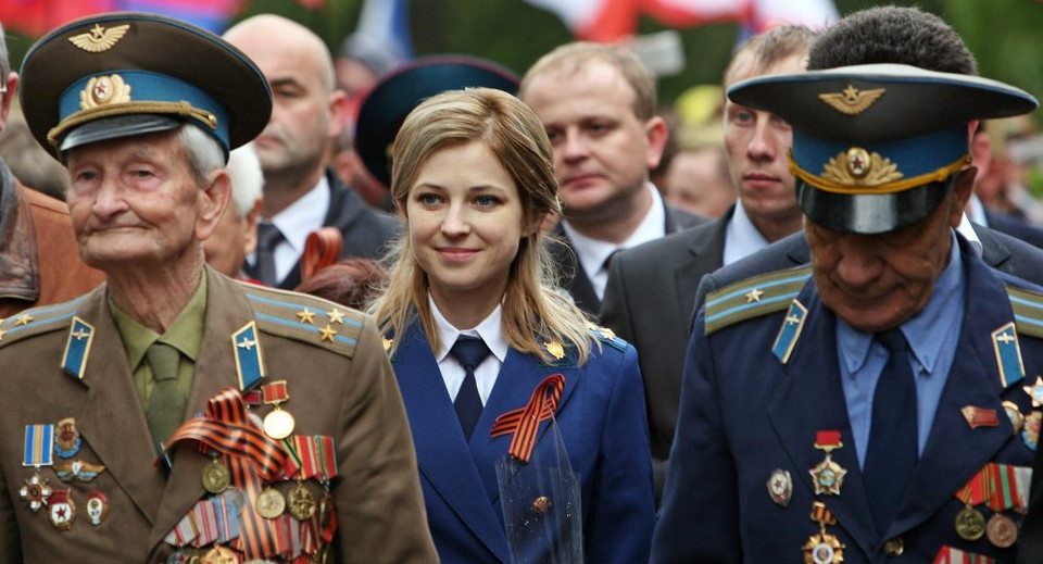 Natalia Poklonskaya dẫn đầu đoàn công tố viên, cùng đoàn cựu chiến binh kỷ niệm 70 năm Ngày chiến thắng phátxít. (Nguồn: sputnik)