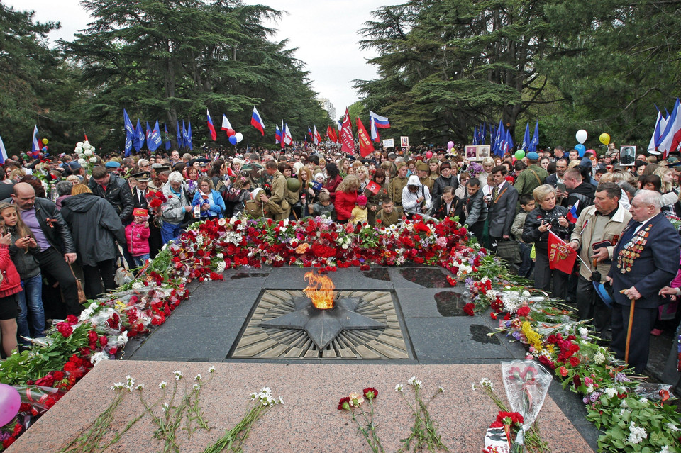 Người dân đặt vòng hoa tưởng nhớ những người đã hy sinh. (Nguồn: sputnik)