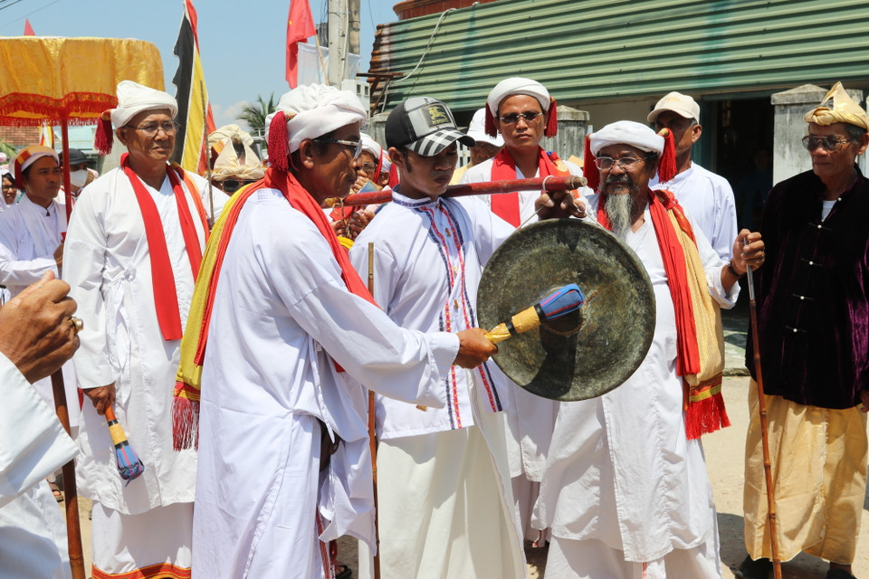 Các vị chức sắc đồng bào Chăm theo đạo Bàlamôn đánh chiêng bắt đầu nghi thức đi rước y trang trong Lễ hội Katê năm 2024. (Ảnh: Nguyễn Thành/TTXVN)