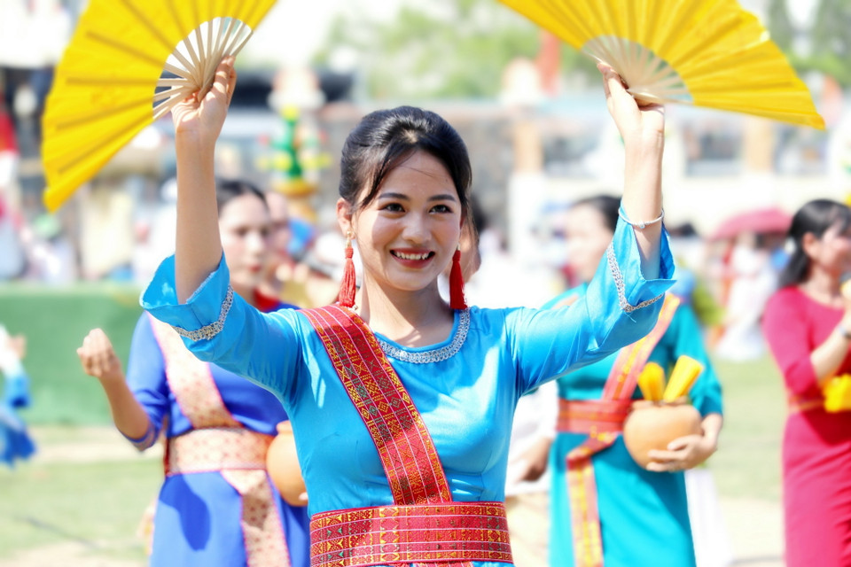 Cô gái người Chăm múa biểu diễn chào mừng Lễ hội Katê 2024. (Ảnh: Nguyễn Thành/TTXVN)