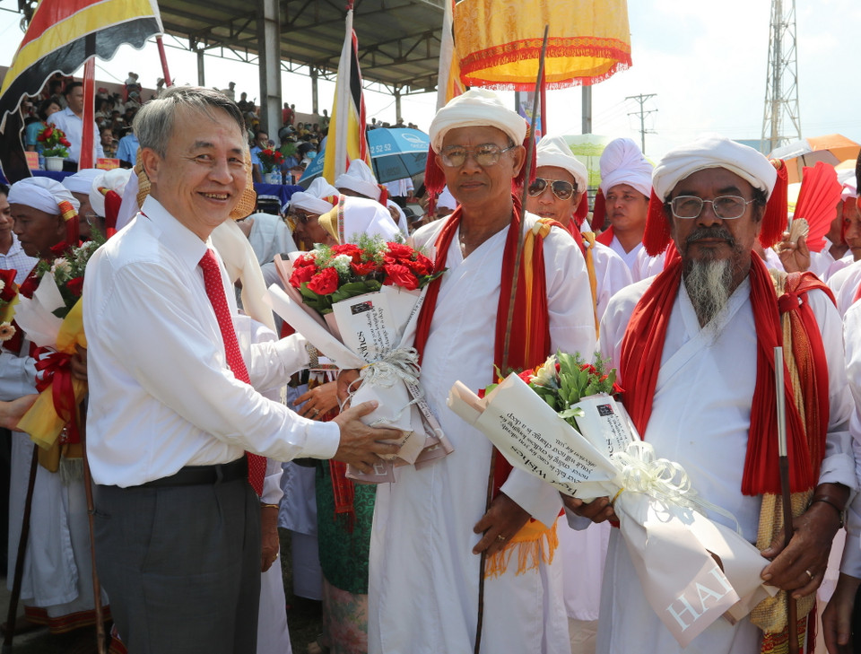 Ông Trần Minh Nam, Trưởng Ban Tuyên giáo Tỉnh ủy Ninh Thuận tặng hoa chúc mừng các vị chức sắc đồng bào Chăm theo đạo Bàlamôn tại Lễ hội Katê năm 2024. (Ảnh: Nguyễn Thành/TTXVN)