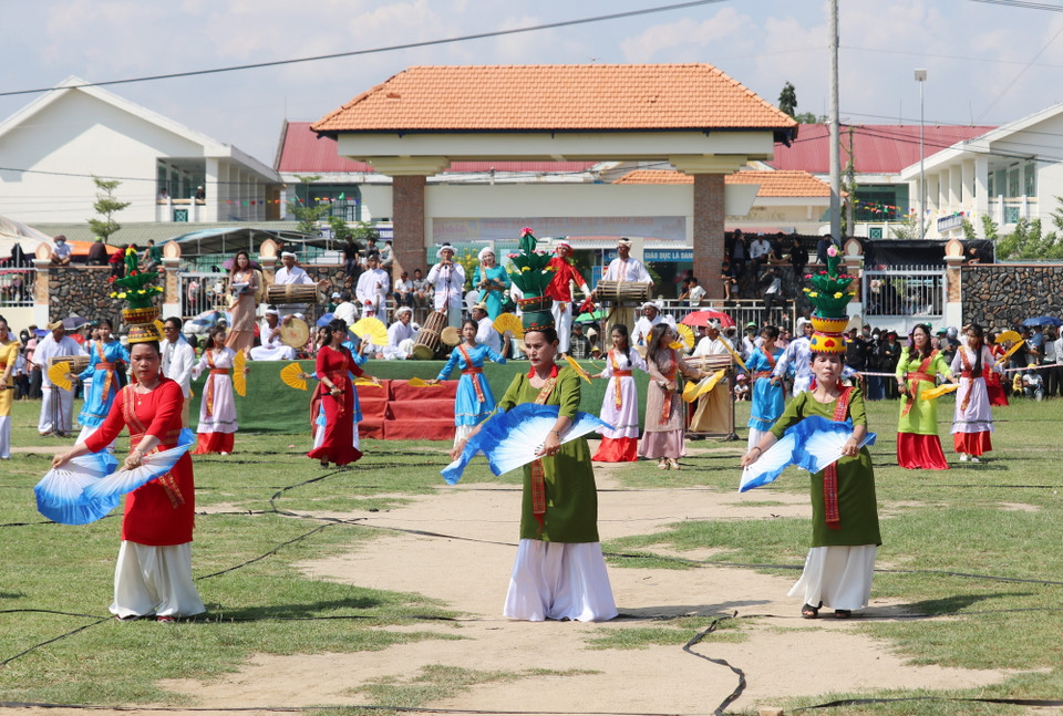 Tiết mục múa biểu diễn chào mừng Lễ hội Katê năm 2024 tại xã Phước Hữu (huyện Ninh Phước, Ninh Thuận). (Ảnh: Nguyễn Thành/TTXVN)