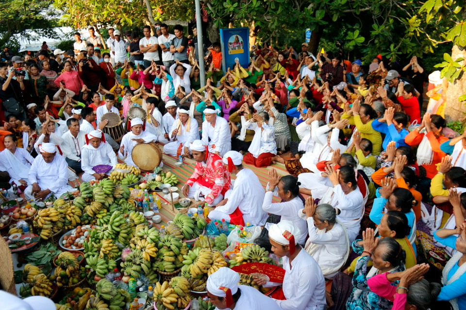 Nghi lễ cúng Cầu An tại tháp chính Pô Sah Inư, thành phố Phan Thiết. (Ảnh: Nguyễn Thanh/TTXVN)