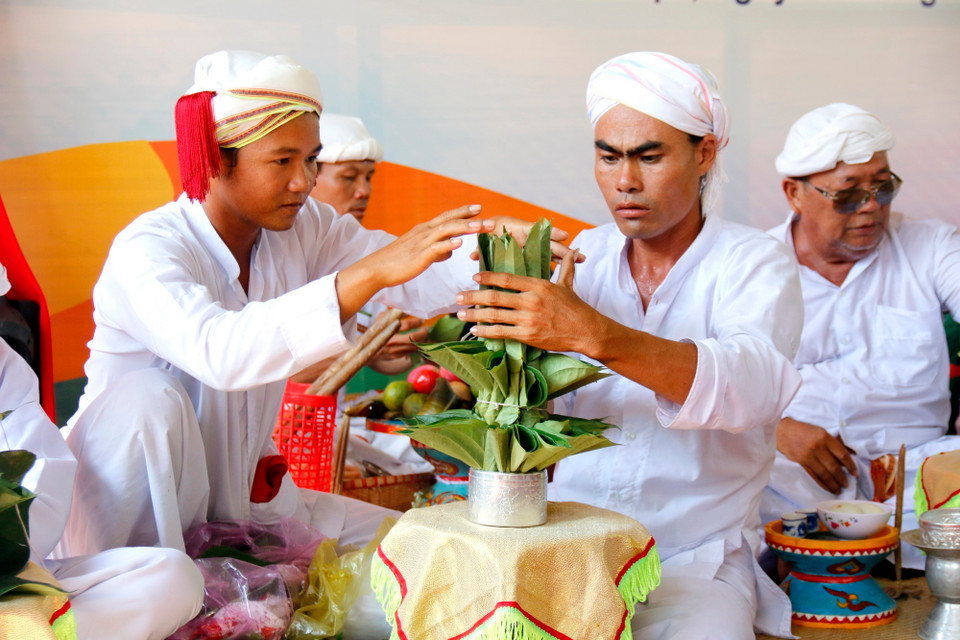 Đồng bào Chăm thi trang trí lễ vật trên Thônla và Cổ bồng để dâng tế Nữ thần Pô Sah Inư. (Ảnh: Nguyễn Thanh/TTXVN)
