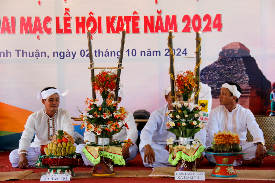 Đồng bào Chăm thi trang trí lễ vật trên Thônla và Cổ bồng để dâng tế Nữ thần Pô Sah Inư. (Ảnh: Nguyễn Thanh/TTXVN)