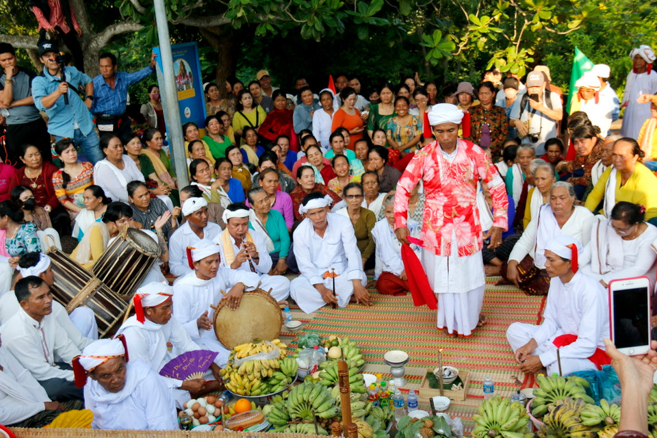 Cùng ngày, Lễ hội Katê 2024 của đồng bào Chăm Bình Thuận cũng chính thức diễn ra trên tháp Pô Sah Inư, thành phố Phan Thiết, thu hút đông đảo đồng bào Chăm theo đạo Bàlamôn. (Ảnh: Nguyễn Thanh/TTXVN)