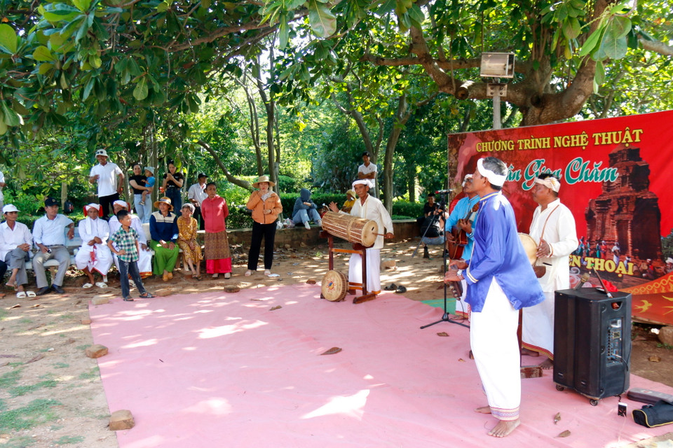 Trình diễn nghệ thuật dân gian Chăm tại Lễ hội Katê 2024 diễn ra tại tháp Pô Sah Inư. (Ảnh: Nguyễn Thanh/TTXVN)