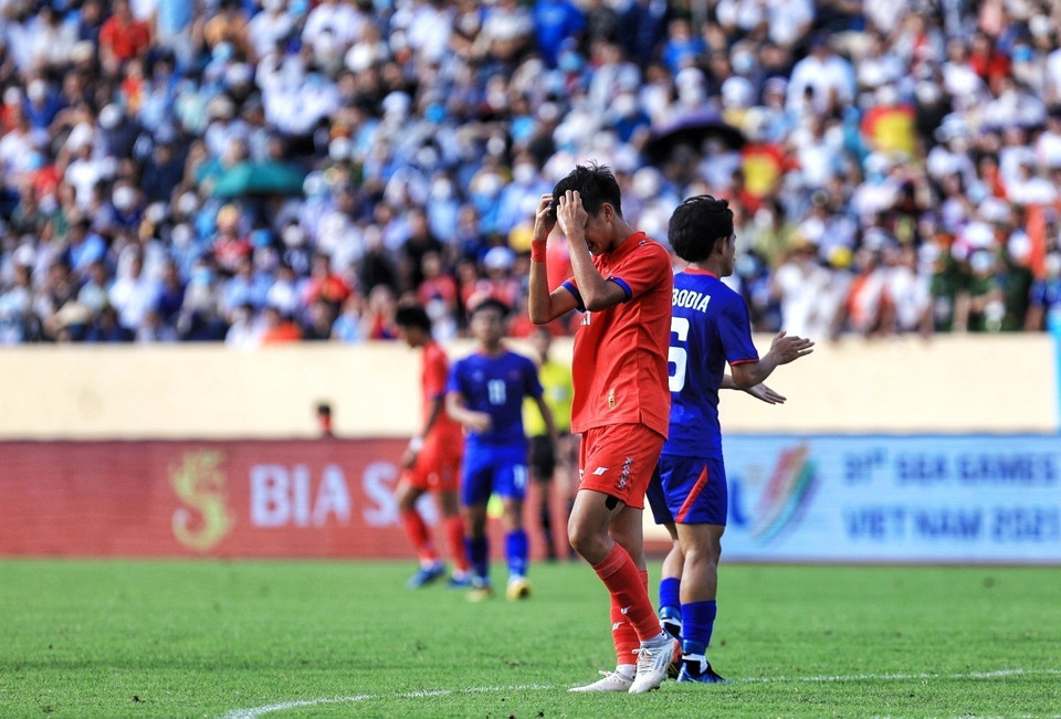  Nỗi buồn của cầu thủ Lào khi bỏ lỡ cơ hội ghi bàn. (Ảnh: Tuấn Anh/TTXVN)