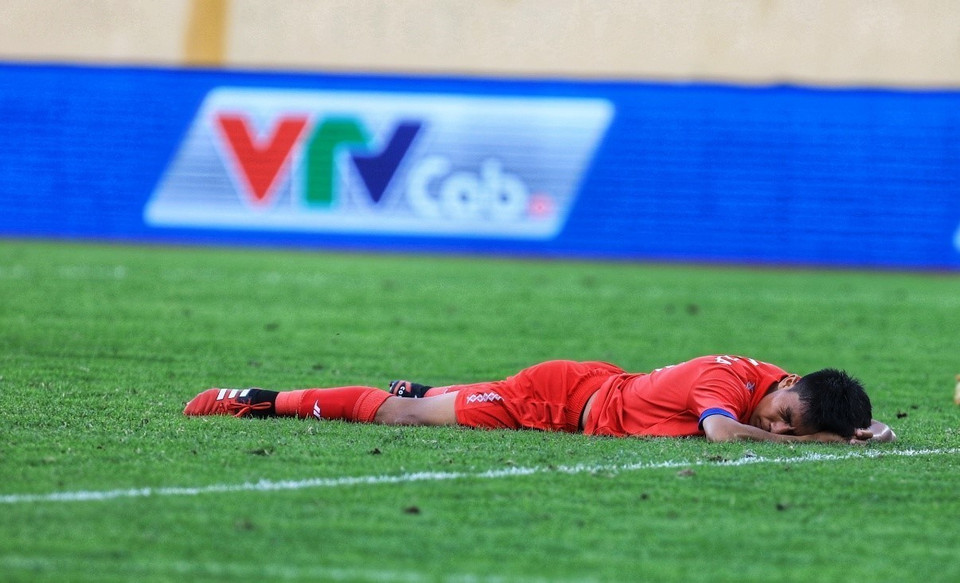 Nỗi buồn của cầu thủ Lào sau trận thua. (Ảnh: Tuấn Anh/TTXVN)