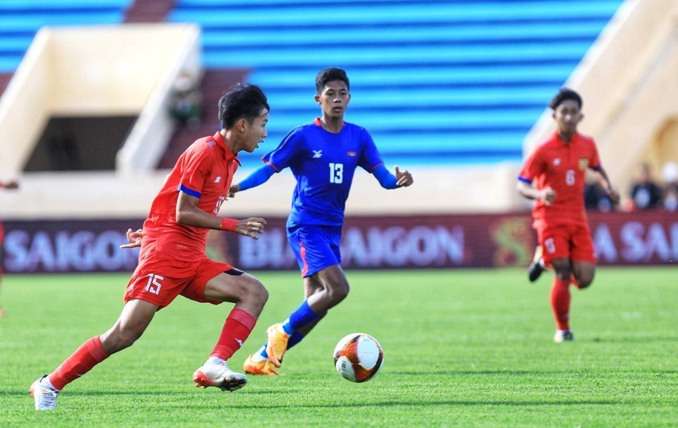 Cầu thủ hai đội trong pha tranh chấp bóng. (Ảnh: Tuấn Anh/TTXVN)