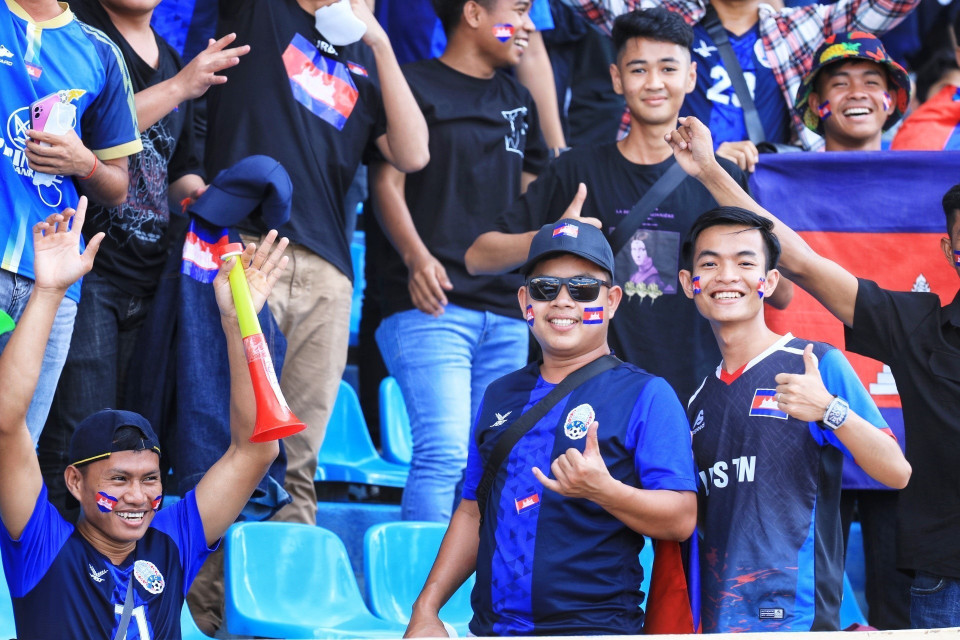 Các cổ động viên của Campuchia tại sân Thiên Trường. (Ảnh: Tuấn Anh/TTXVN)