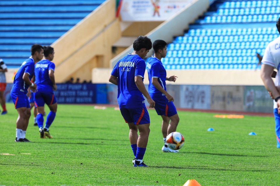 Các cầu thủ U23 Campuchia khởi động trước khi bước vào trận đấu. (Ảnh: Tuấn Anh/TTXVN)
