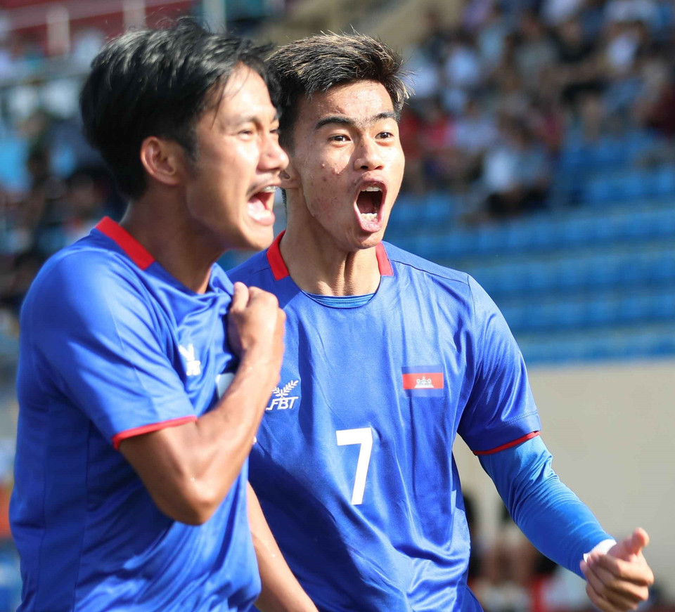 Tiền đạo Sa Ty (số 7) nâng tỷ số lên 2 - 0 cho U23 Campuchia. (Ảnh: Thanh Tùng/TTXVN)